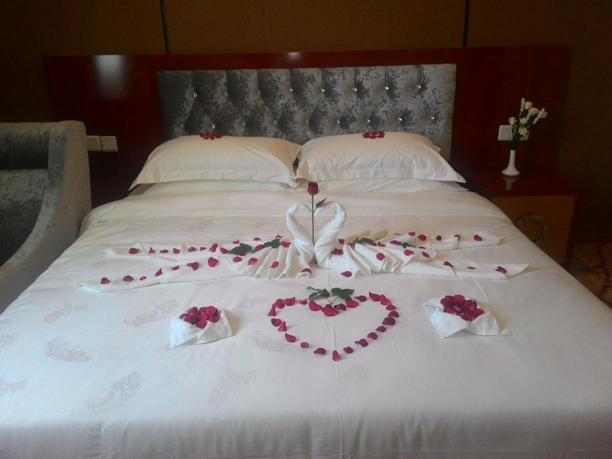 Apollo Hotel Rangoon Buitenkant foto